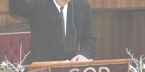 Dr.Bobo van Zyl tydens 'n erediens